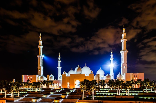 Mesquita Sheikh Zayed em Abu-Dhabi, um dos marcos mais famosos dos Emirados Árabes Unidos
