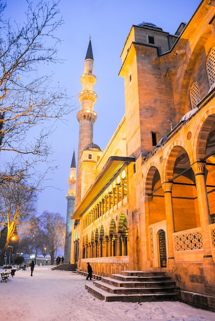 Mesquita turca à noite durante chuva forte