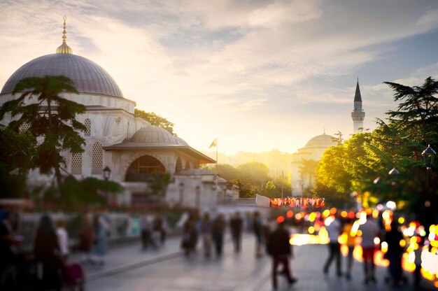 Mesquita turca ao pôr do sol em Istambul, Turquia