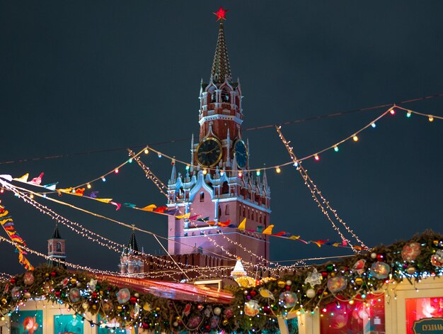 Foto messe auf dem roten platz spasskaya-turm