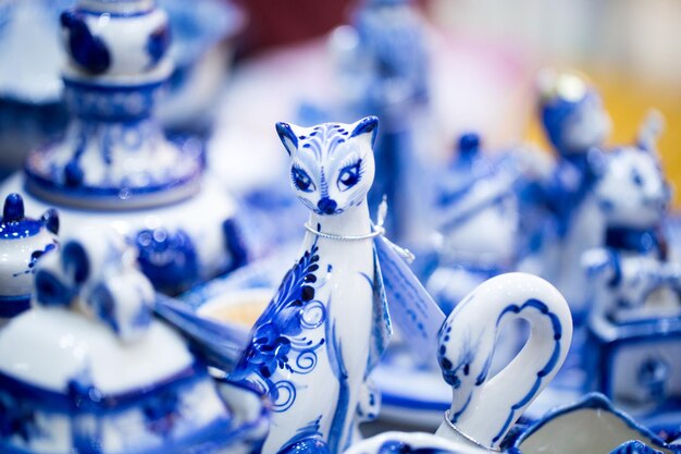 Messe mit Gerichten und Souvenirs im traditionellen russischen Stil. Traditionelle Farben sind blau und weiß. Gzhel russisches Volkshandwerk aus der Keramik- und Porzellanproduktion. Nahaufnahme