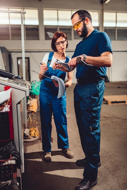 Messendes herausgeschnittenes Produkt des Fabrikvorgesetzten an der CNC-Maschine