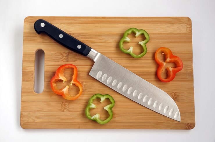 Messer kochen universell mit einer Klinge wie Santoku auf einem Schneidebrett