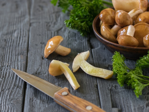 Messer mit Holzgriff und frischer Buttermilch auf Holztisch