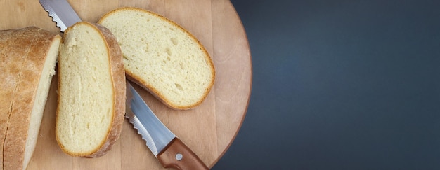 Messer schneiden frisch gebackenes Brot Schneiden Sie frisches Brot mit einem Messer