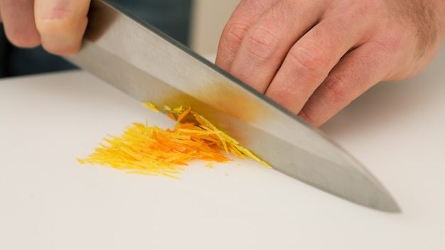 Messer schneiden Orangenschale