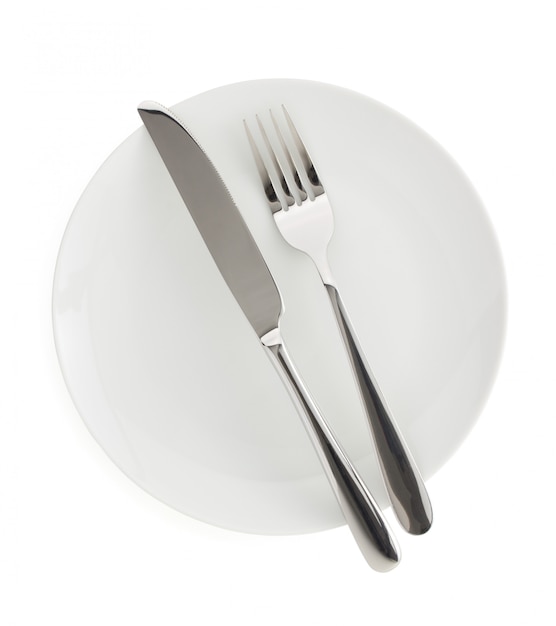 Messer und Gabel auf einem Teller auf weißem Hintergrund