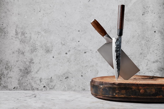 Messer und Hackmesser ragen aus Holzblock