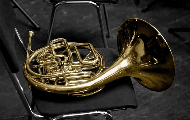 Messingmusikinstrument, Horn auf einem Stuhl