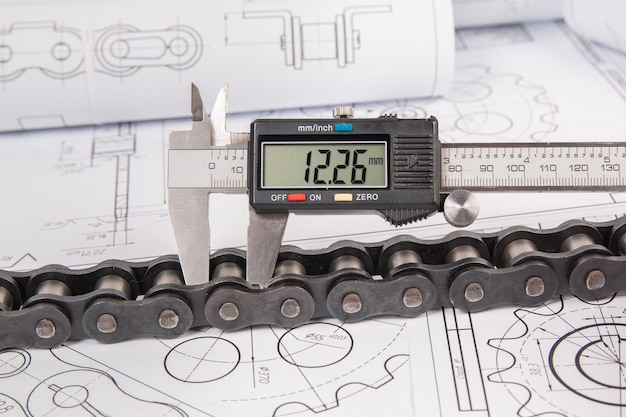 Messung der Antriebsrollenkette mit einem elektronischen Messschieber