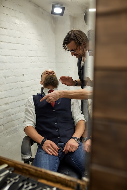 Mestre Barber faz penteado e estilo.