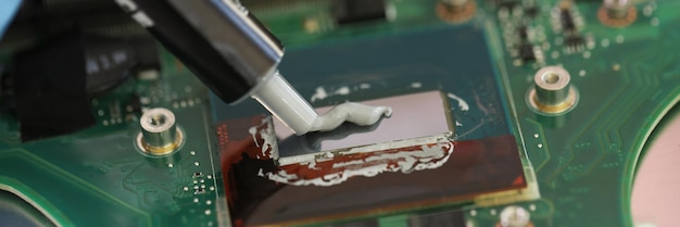 Mestre coloca cola para fixar detalhes em laptop quebrado, reparos profissionais especializados impressos
