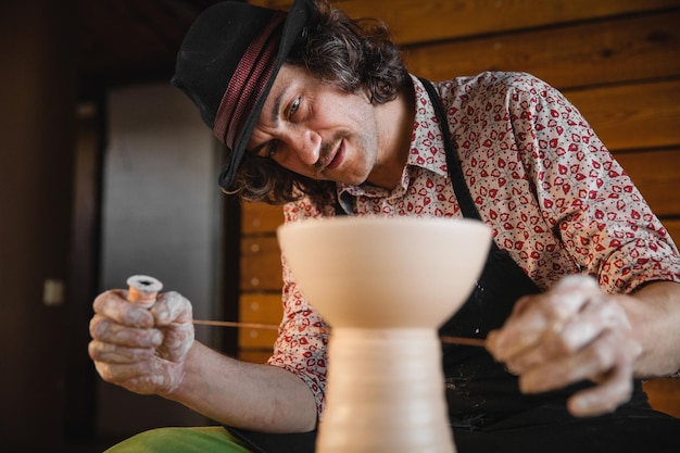 Mestre de cerâmica criando uma nova tigela de cerâmica