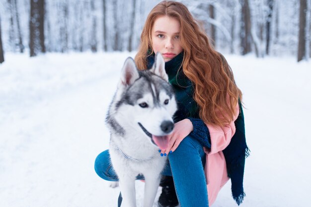 Mestre em treinamento de cães com husky siberiano