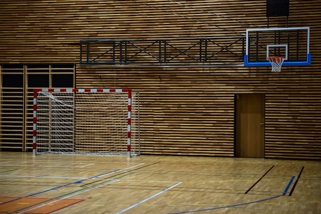 Foto meta de cesta de basquete e handebol em uma academia de ginástica moderna