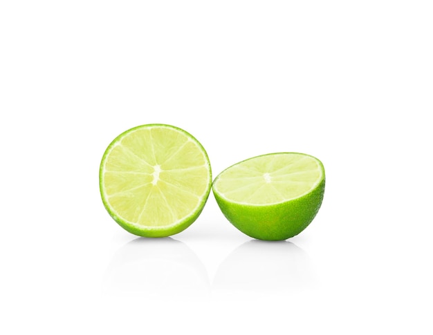Metade com uma fatia de limão verde fresco isolado no fundo branco