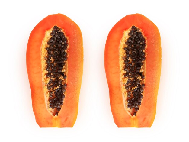 Foto metade da fruta madura do papaia com as sementes isoladas no fundo branco