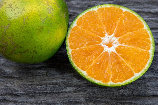 metade da laranja, laranjas na mesa de madeira