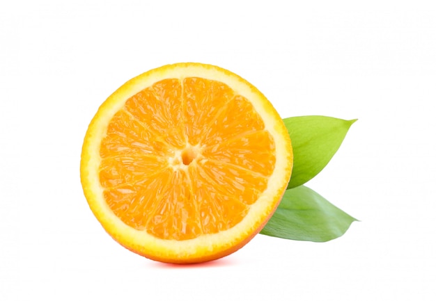 Metade da laranja madura com as folhas isoladas no branco. Alimentos cítricos