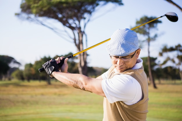 Foto metade do comprimento do esportista jogando golfe