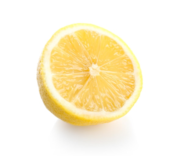 Metade do limão maduro fresco no fundo branco