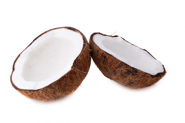 Metade dos cocos isolados em um fundo branco