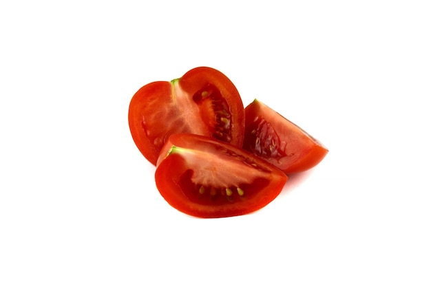 Metade e duas partes de um tomate vermelho isolado em um fundo branco.