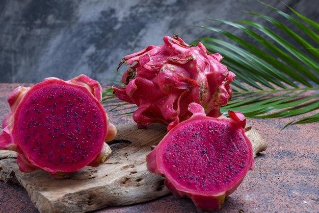 metade e inteira fruta do dragão vermelho madura e fresca