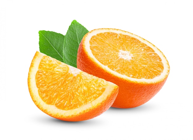Metade madura de frutas cítricas laranja na parede branca