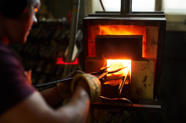 Metal de aquecimento na fornalha