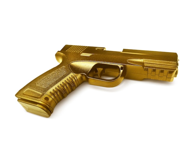 El metal de oro de la pistola aislado sobre un fondo blanco