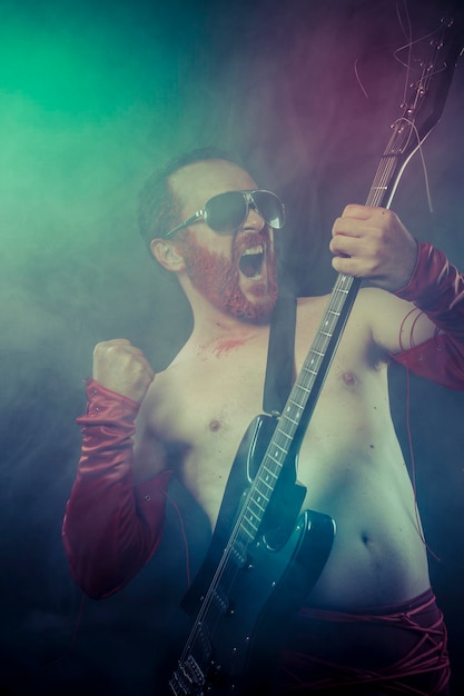 Foto metal, rocker-mann mit e-gitarre in einem rockkonzert