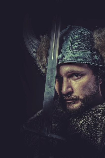 Metal, Traje, Guerrero vikingo con espada enorme y casco con cuernos