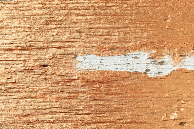 Metálico agrietado sobre fondo de tablón de madera