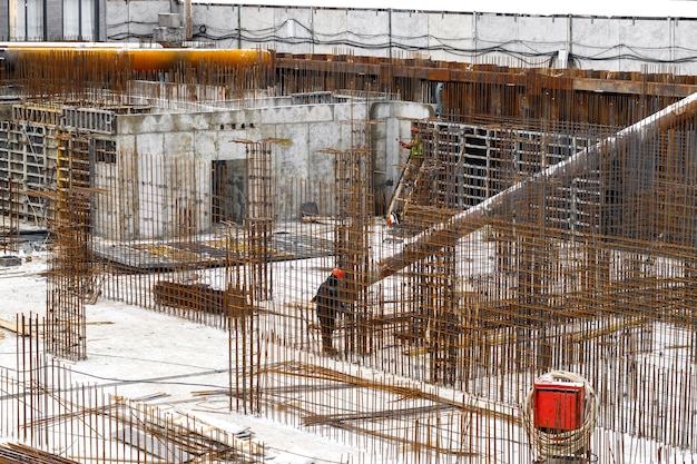 Metall und bewehrung in der anfangsphase des baus eines wohngebäudes oder einkaufszentrums