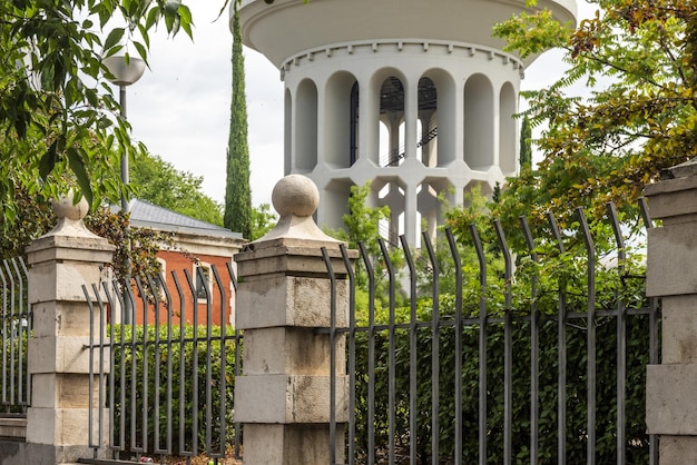 Metall- und Steinzaun eines Stadtparks