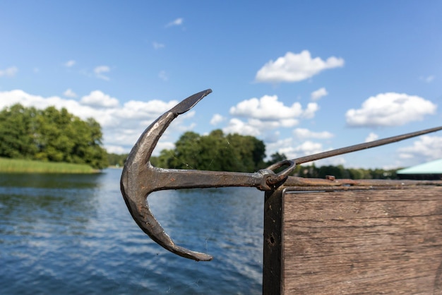 Metallanker auf Wassergrund