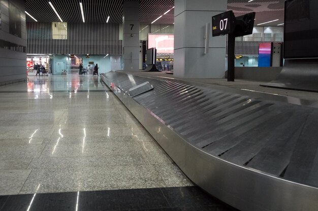 Metallband für Gepäck an der Gepäckausgabe am Flughafen