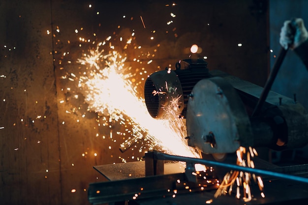 Metallbearbeitung mit Kappsäge mit Kreisblatt Funkenflug in der Metallbearbeitung im Werk