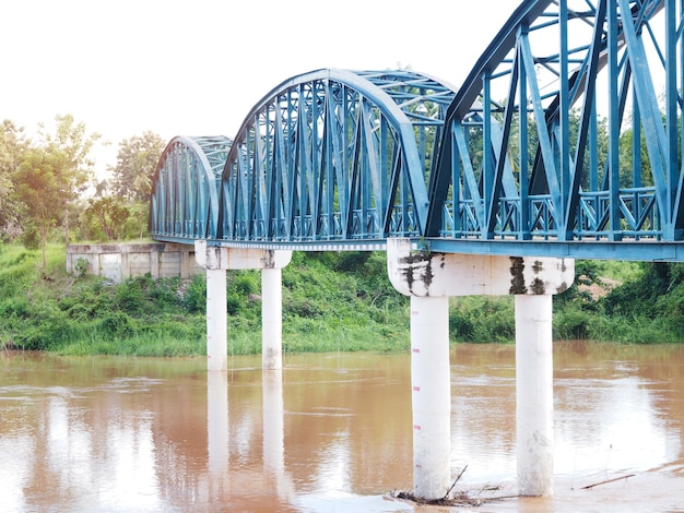 Metallblaue rostige Brücke über Fluss