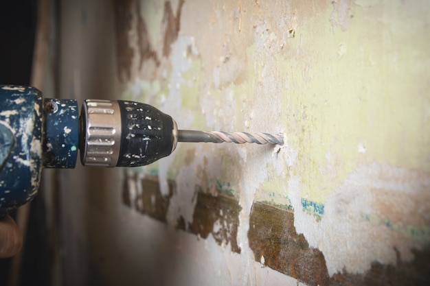 Foto metallbohrer machen löcher in die wand.