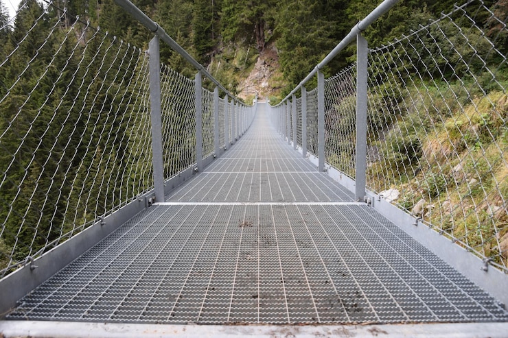Foto metallbrücke inmitten von bäumen