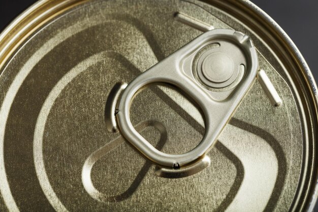 Metalldeckel mit einem Ring aus einer Blechdose Draufsicht, Nahaufnahme