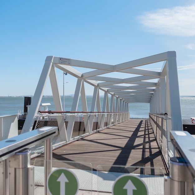 Metalleingang zum Pier am Meer Lissabon Portugal