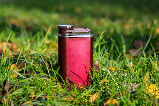 Metallflasche für Alkohol im Herbstwald Herbstspaziergänge Herren-Reisezubehör