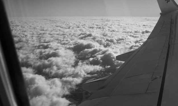 Metallflügel eines Passagierflugzeugs in der Luft