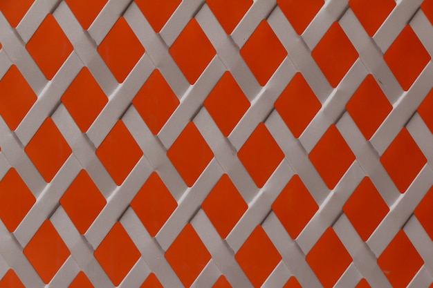 Metallgitter und orange Hintergrund