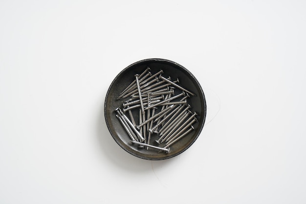 Metallholznägel auf weißem Hintergrund