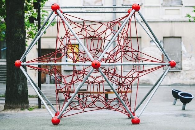 Foto metallische skulptur gegen gebäude