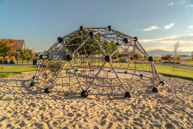 Metallische Struktur auf dem Feld gegen den Himmel an einem sonnigen Tag